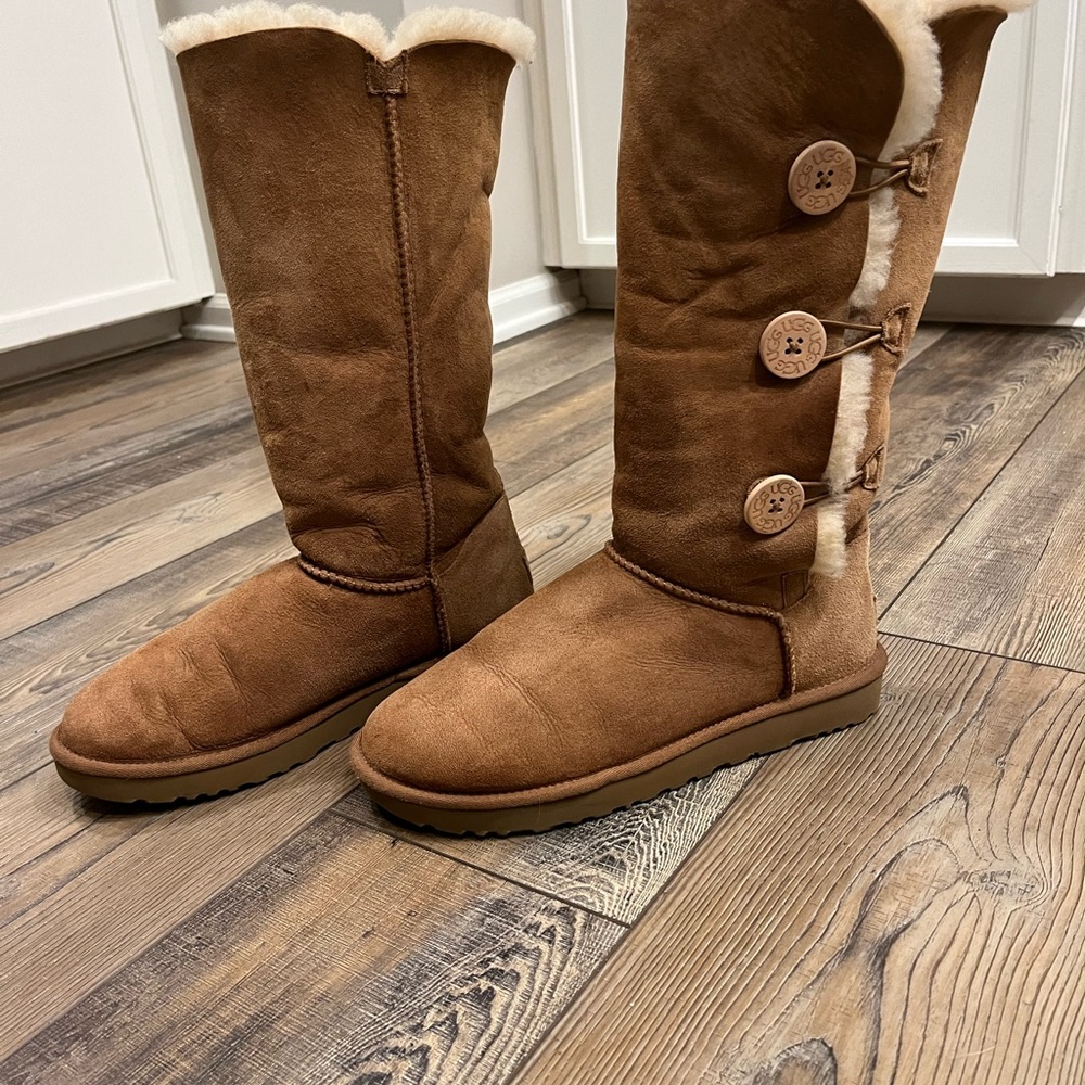 Great Condition Ugg Bailey Triple Button Tall Boo… - image 1